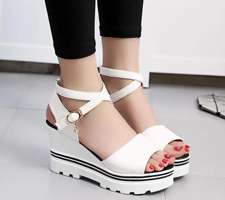 Летние женские босоножки в Корейском стиле с круглым открытым носком; Босоножки на платформе; простая обувь для студентов; m698 - Цвет: Белый