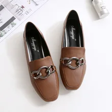 Новая Осенняя обувь на плоской подошве с квадратным носком в европейском стиле; круглая пряжка; женские цепочки; два способа ношения; кожаная обувь; женские сабо на платформе на низком каблуке