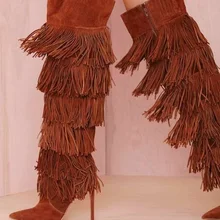 Красивые женские сапоги до колена на высоком каблуке с бахромой; цвет коричневый; пикантные высокие сапоги с острым носком на молнии сбоку и кисточками