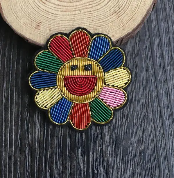 Яркая шелковая вышитая брошь-нашивка Smile с цветком индийская проволока вышитый