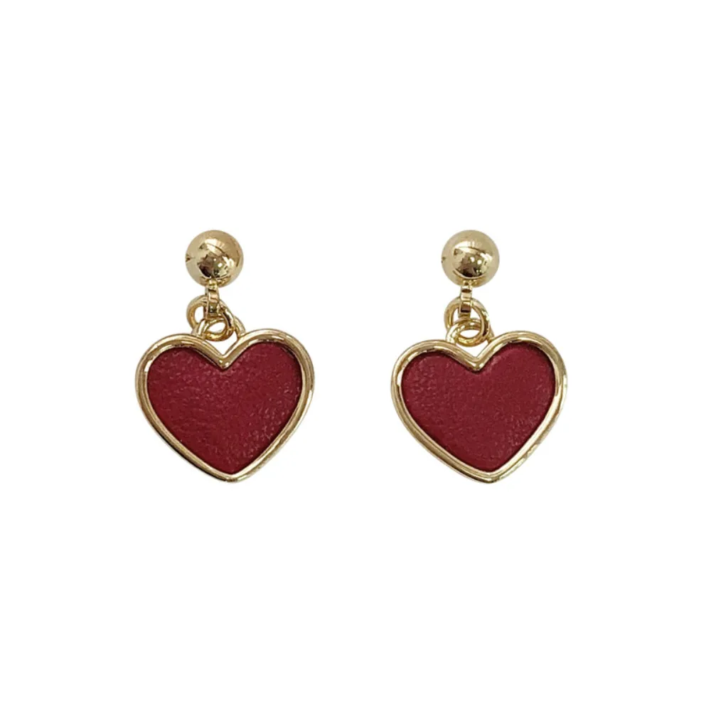 

Seven mile sweetheart small ear drop red heart delicate 925 pure siliver ear studs show noble atmosphere.