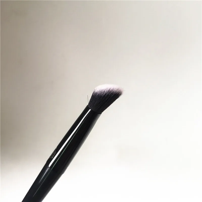 Kat Von D Lock it Angled Shadow Brush #35 _ 4
