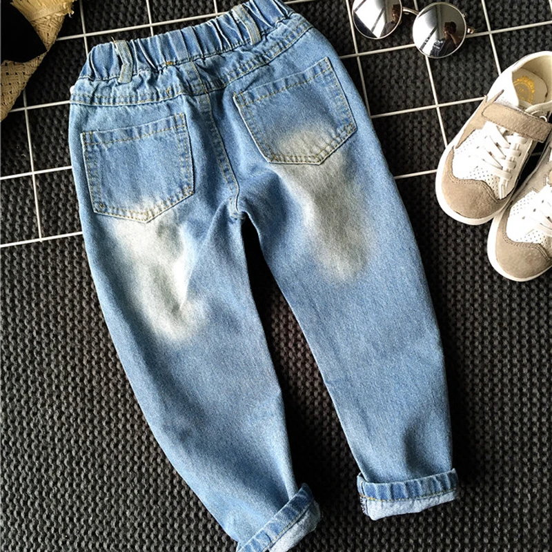 Рваные джинсы для мальчиков и девочек; брюки для детей 1-6 лет; осенние модные дизайнерские брендовые Детские джинсовые брюки; повседневные рваные джинсы