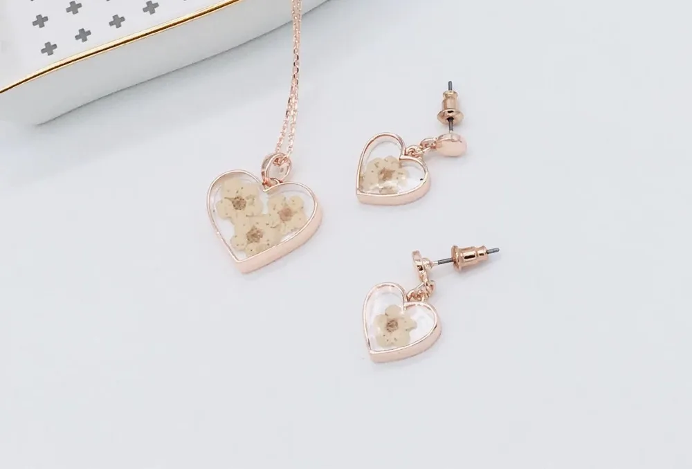

Rose gold heart dangle earrings with dried flower