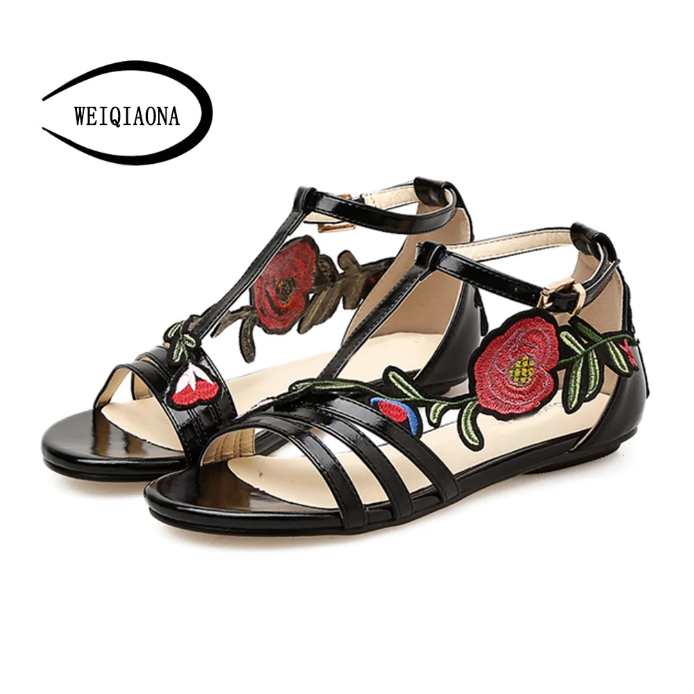 

WEIQIAONA Summer wFlat female sandals fashion embroidered roses comfortable flat bottom shoes beach sandals large size