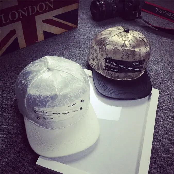Prix pour Américain Cap Blanc Noir Or Argent Floral Imprimer Rivet Pu En Cuir Casquette de baseball Hip Hop Équipée Snapback Chapeau Hip Hop Bboy Cap Prix pour Américain Cap Blanc Noir Or Argent Floral Imprimer Rivet Pu En Cuir Casquette de baseball Hip Hop Équipée Snapback Chapeau Hip Hop Bboy Cap