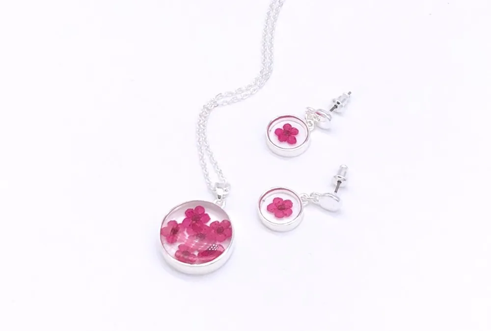 

Silver round dangle earrings with dried flower