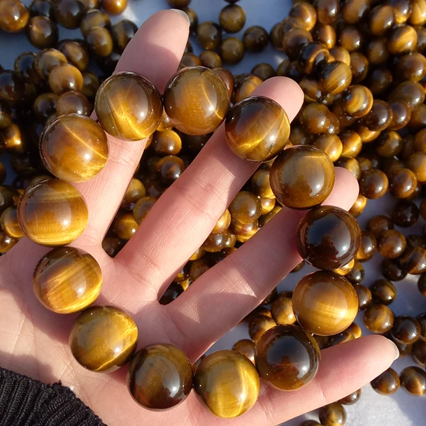 

AAAAA+Natural quartz crystal, tiger's eye man domineering hand string points to heal