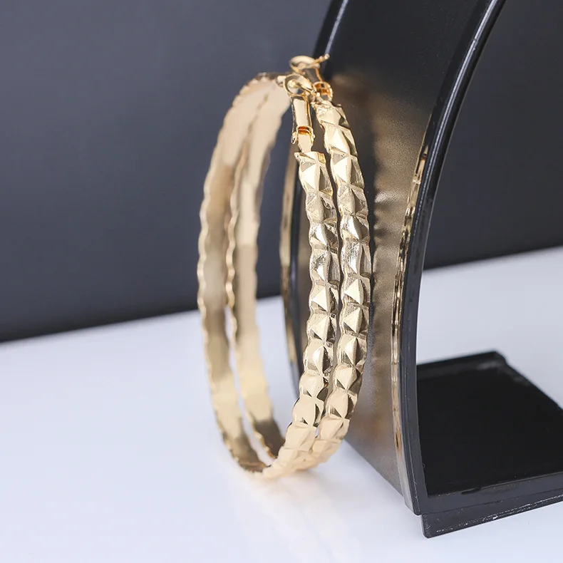 

Hollow metal circle big ear ring earrings 2019 European and American popular ladies party nightclub dance exaggerated earrings