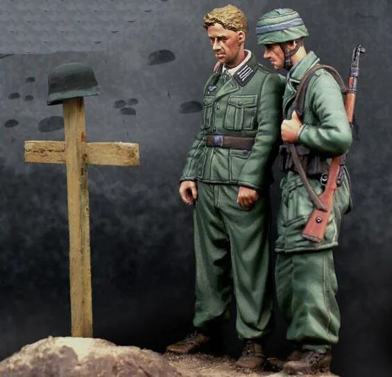 

1/35 Resin Figures 2pcs German Soldiers With Base 1 Set