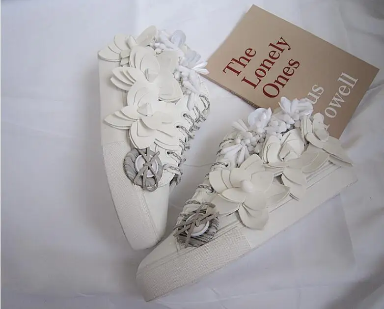 

High help plus velvet white shoes Korean version of the three-dimensional flower beaded leather face autumn and winter new warm