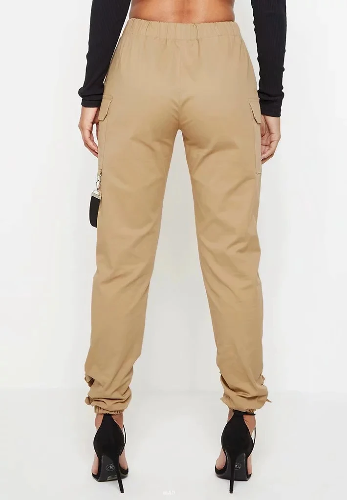 Женские брюки карго с карманами и манжетами с поясом