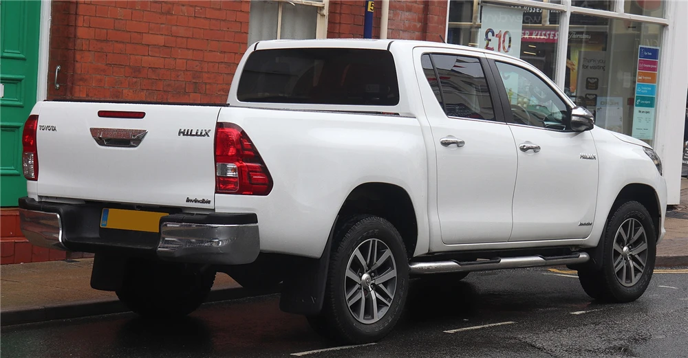 1920px-2016_Toyota_HiLux_Invincible_D-4D_4WD_2.4_Rear