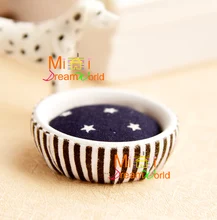 Mini dollhouse Mini furniture accessories of the black and white small stars pet pendulum pet sleeping