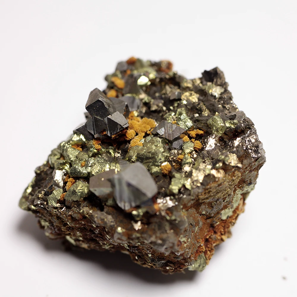 Образец руды. Рудные полезные ископаемые. Природные ресурсы железная руда. Полиметаллическая руда пирит. Руды металлов.