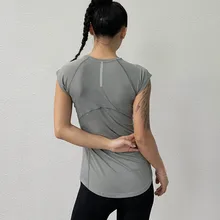 Для Женщин Йога облегающая футболка Running Рубашка с короткими рукавами футболки быстрое высыхание Фитнес футболка Для женщин сзади светоотражающие полосы спортивные футболки
