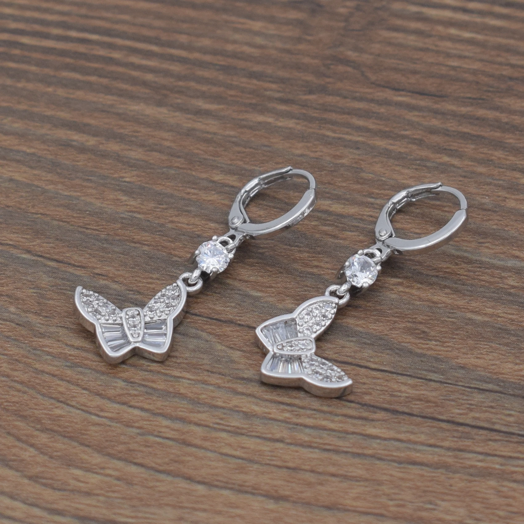 Модные женские серьги капли с кристаллами и бабочкой фианитом AAA серебряные