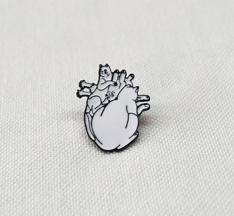 

Free Shipping Vintage Cartoon Metal Cat Brooch Pin Button Pins Girl Jeans Clothes Bag Decoration Hyperbole Jewelry For Women