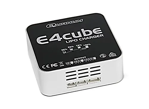 Écran LCD du chargeur d'équilibre EV-Peak E4 affichant les paramètres de charge