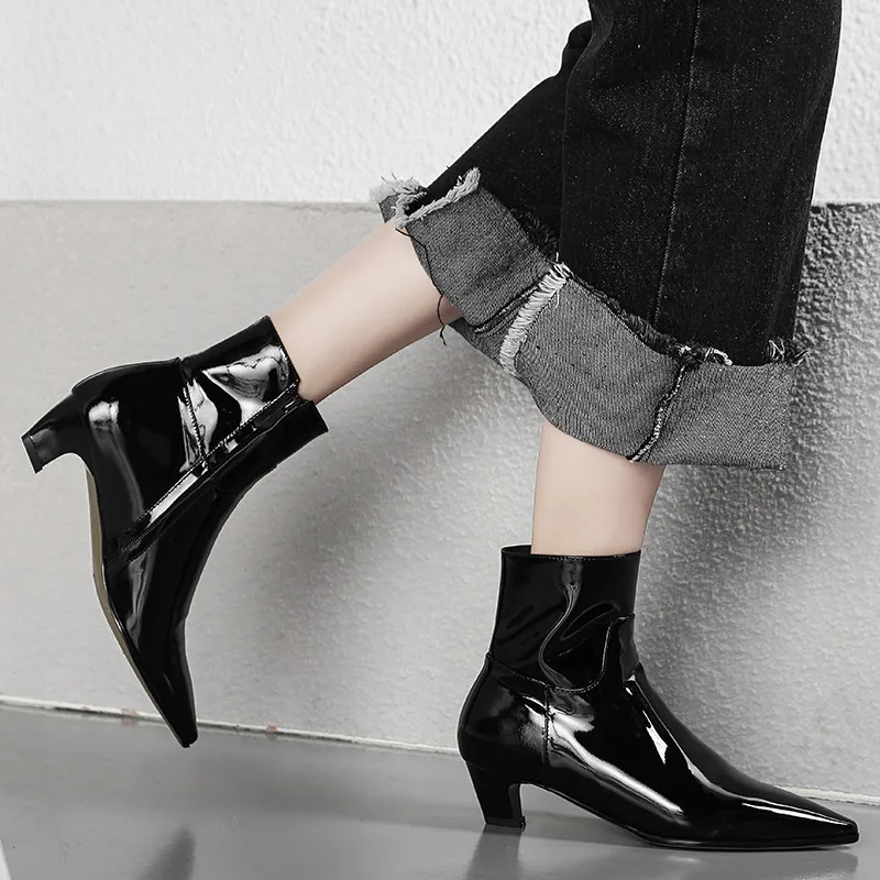 Стильная обувь в западном стиле; коллекция года; новые зимние черные ботильоны из лакированной кожи; модные полусапожки с острым носком на среднем каблуке ручной работы