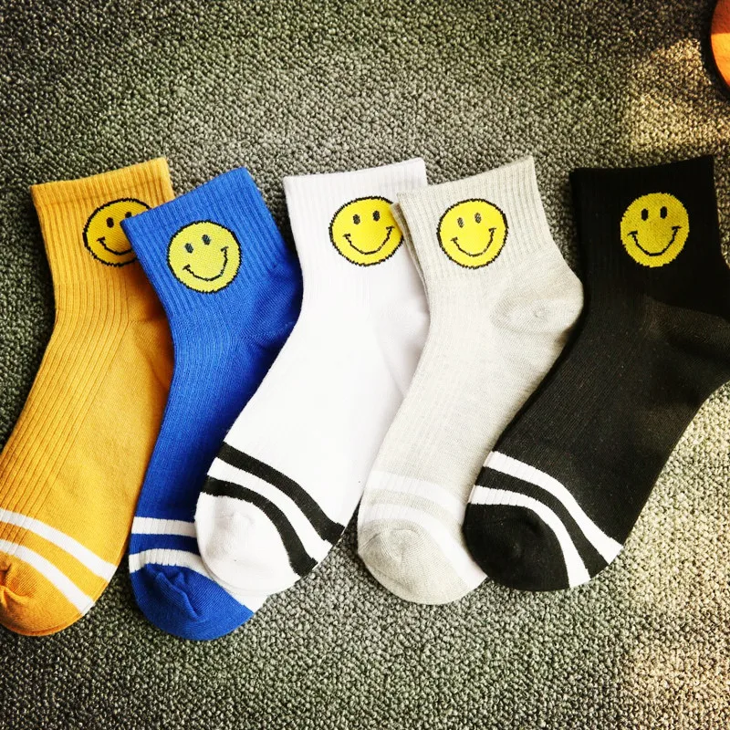 

1 pairs 2018 new cartoon smiley face Harajuku two stripes on men and women in tube socks cotton socks lovers Male Socks meias