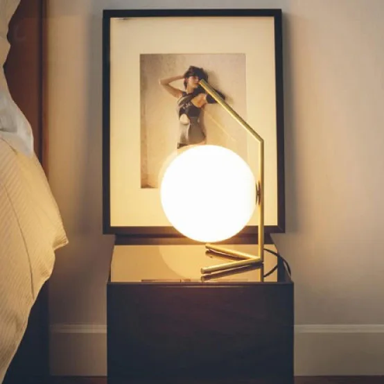 Post-modern-ball-glass-lamp-Nordic-minimalist-creative-fashion-personality-warm-bedroom-decoration-learning-bedside-table (2)