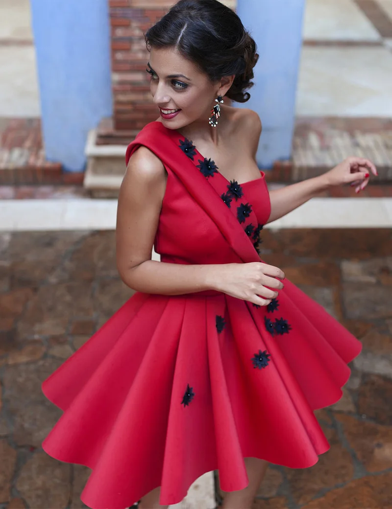 

2016 Red One Shoulder Short Prom Dress Sleeveless Satin Mini Cocktail Dress Black Flower Appliques Party Gowns