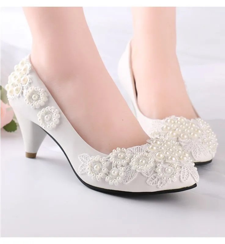 Женские свадебные туфли с жемчужинами и цветами; Цвет молочно-белый, светло-слоновой кости; женские туфли-лодочки на низком каблуке; женские милые ботинки для вечеринки