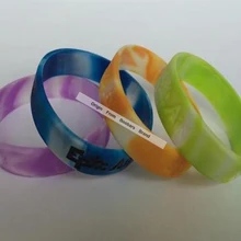 Пользовательский Радужный цвет резиновый браслет, силиконовый браслет с женские браслеты с гравировкой текст debosed/Выгравированный браслет, 100 шт/партия