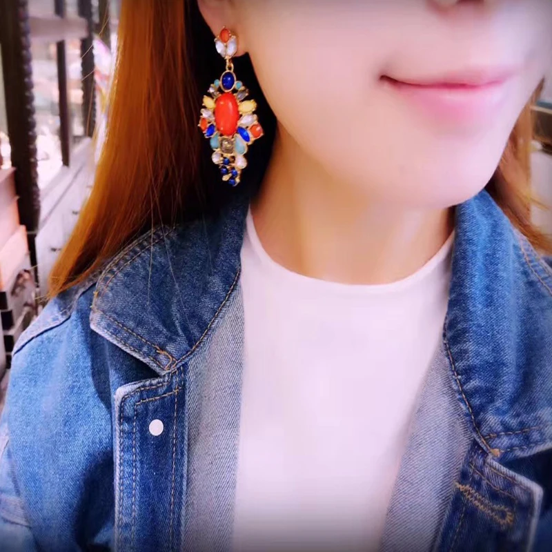 

Geometric design of new colored drop earrings