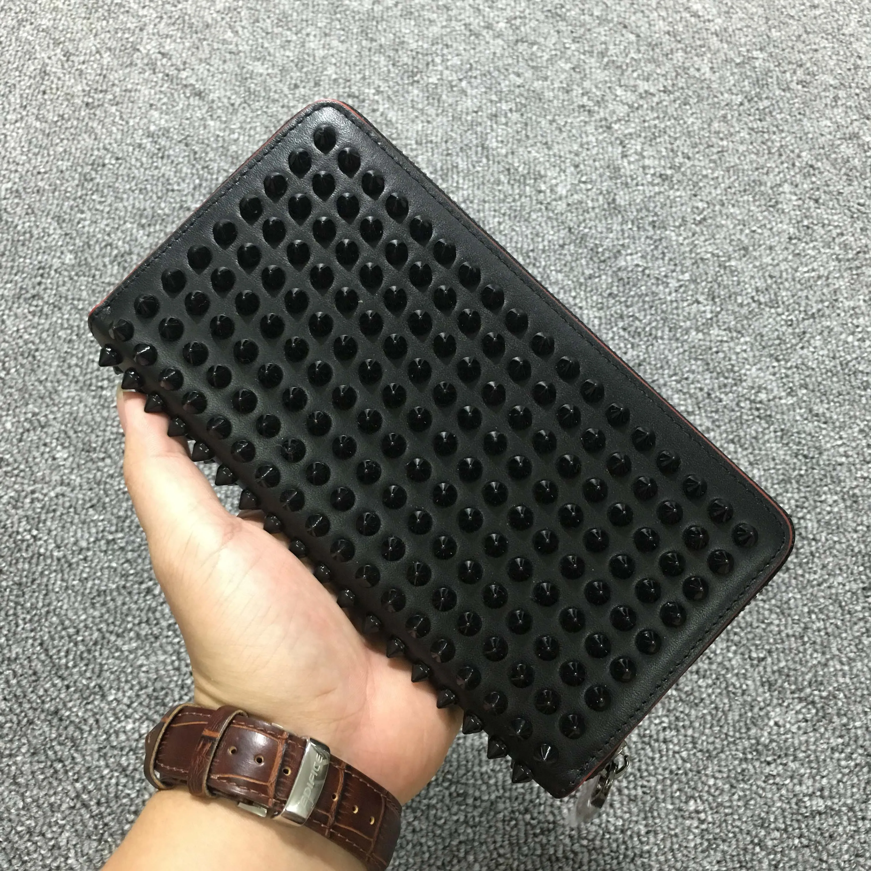 

2018 Top Rushed pu Leather Unisex Business European And American Leather Wallet For Edge Rivet Zipper Hand Bag Male Female