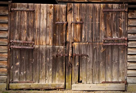 Cửa gỗ cũ - Với những phong cách thiết kế đương đại ngày nay, cửa gỗ cũ trở thành một nét độc đáo và đầy tính thẩm mỹ cho không gian sống. Hãy cùng chiêm ngưỡng hình ảnh cửa gỗ cũ độc đáo và tinh tế này!