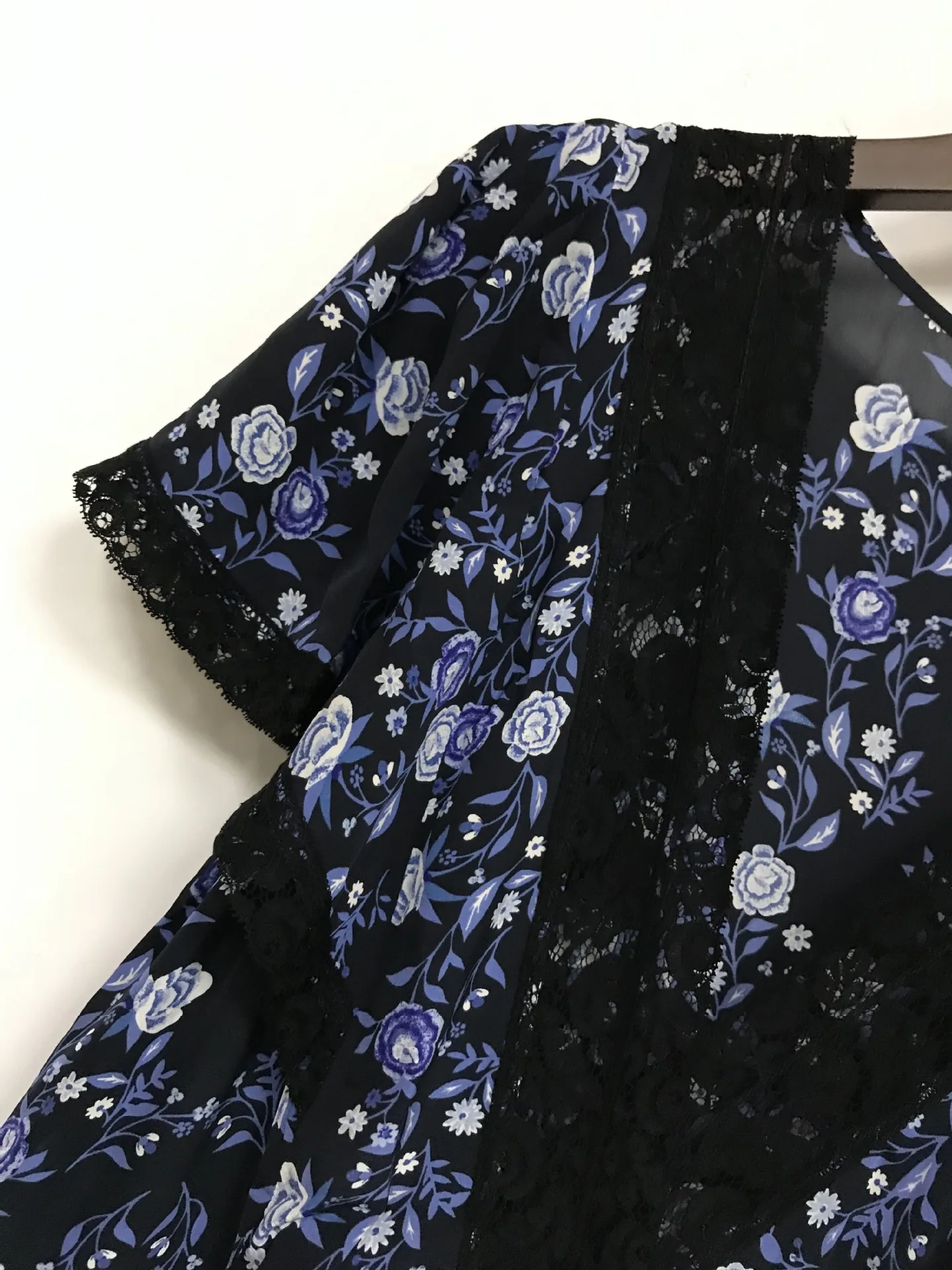 2019 Spring and Summer New Lace V Collar Printed Sleeved Style Women's Collar Lace Straight Casual Pants Women 2019 Spring and Summer New Lace V Collar Printed Sleeved Style Women's Collar Lace Straight Casual Pants Women