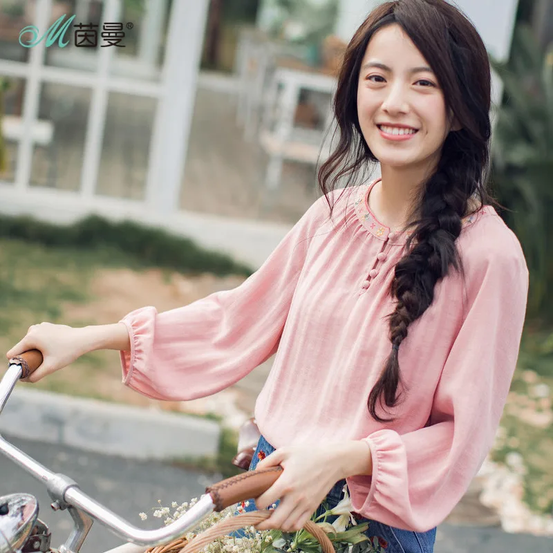 

INMAN 2019 spring decoration new artistic embroidered half-open collar blouse.