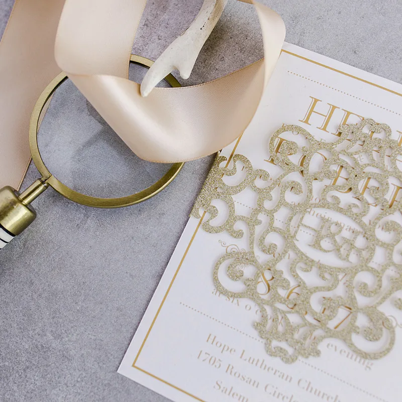 Современные золотые блестящие монограммы лазерной резки живота ленты Свадебные приглашения со вставкой и конвертом