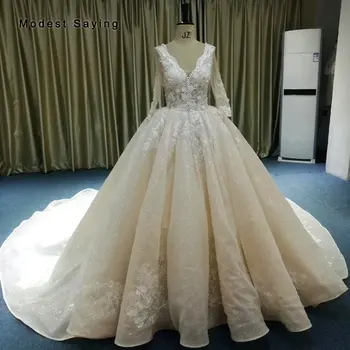 شراءفستان زفاف فاخر باللون العاجي والشامبانيا بدانتيل لامع 2019 بعنق على شكل حرف V فستان زفاف بأكمام طويلة مطرزة بالخرز