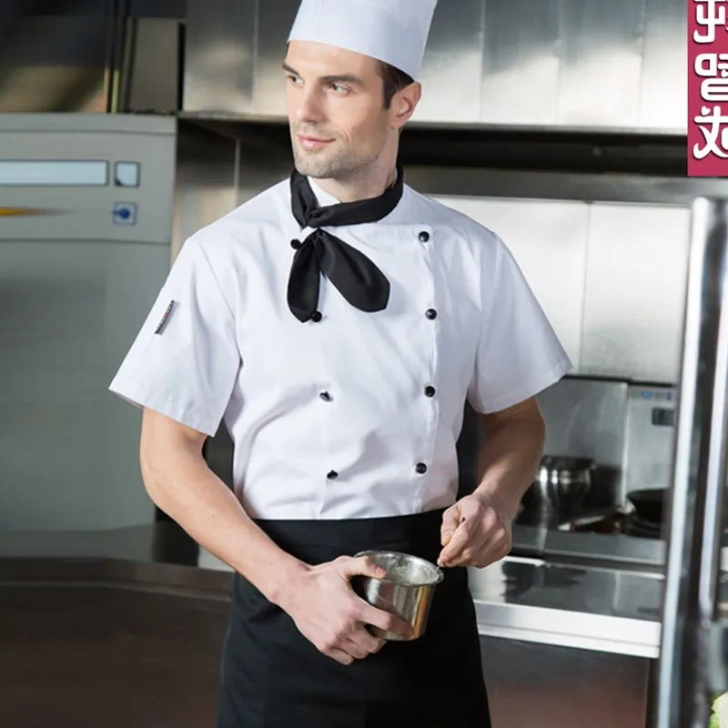 рубашка шеф повара. процесс приготовления пищи. кухня хозяюшка. одежда приготовления пищи. женщина готовит.