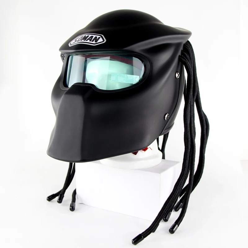 Мотошлем бэтмен. Мотоциклетный шлем кастомный. Мотоциклетные шлемы необычные. Мотошлем с зубами. Необычные шлемы для мотоциклов.