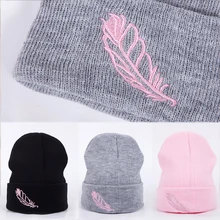 Высокое качество зимняя вязаная шапка вязаные головные уборы распродажа Beanie шапки бини шапки Новые популярные зимние лыжные перо вышивка Для женщин крючком Теплые