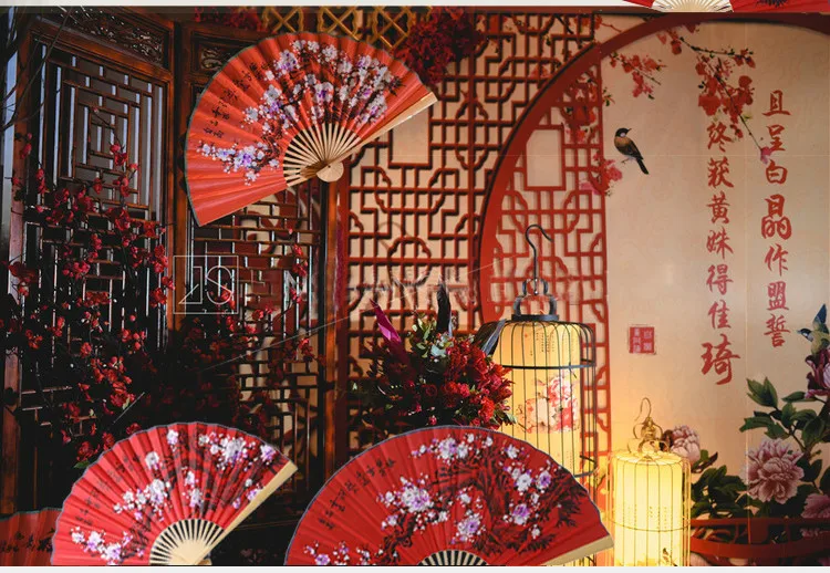 Китайский стиль праздничный красный сливовый декоративный вентилятор классическая декоративная мебель большой складной ручной вентилятор реквизит для выступлений