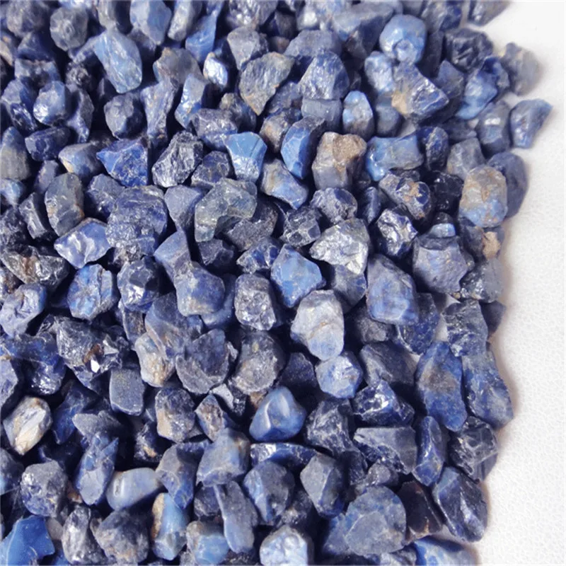 A safira crua da promoção amostras minerais
