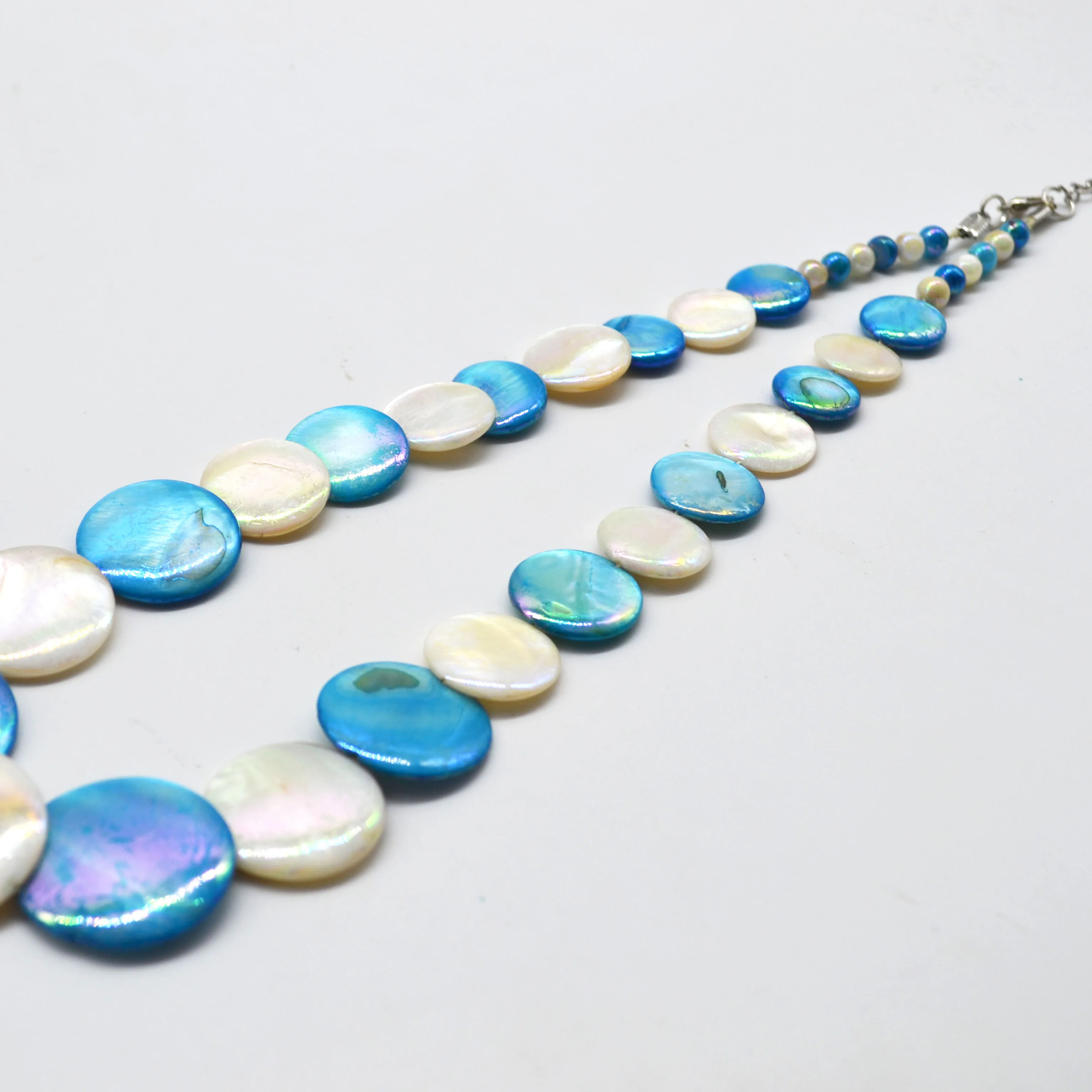 YULUCH Радужное ожерелье, гладкий материал раковины, цветная живопись, 4 цвета, застежка лобстер, женское длинное ожерелье, длина 24,5 см, ювелирное изделие