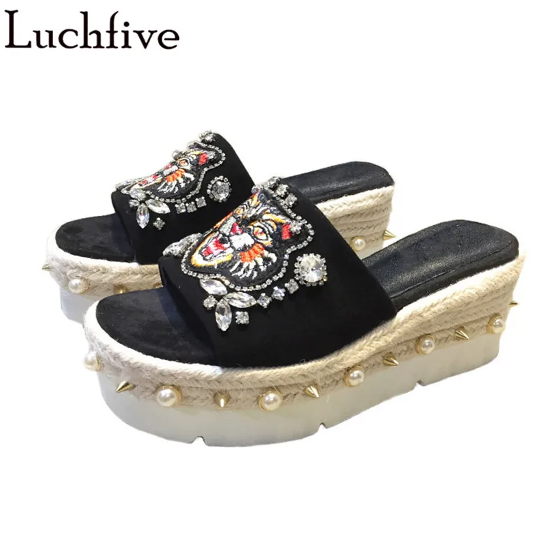 

Luchfive Pearl Rhinestone Cherry Tiger Slippers Suede Open Toe Rivets Crystal Summer Runway Weave Muffin Platform Women Slippers
