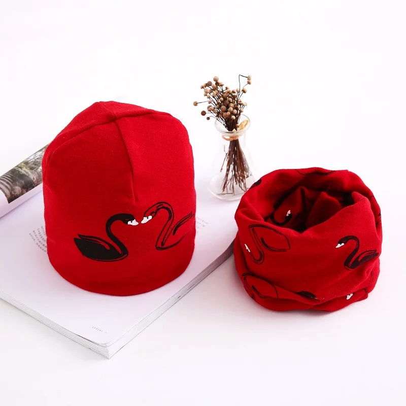 Детский набор из шапки и шарфа с рисунком лебедя, хлопковая шапка, шарф для маленьких девочек и мальчиков, зимние детские шапки для девочек от 3 месяцев до 8 лет - Цвет: Красный