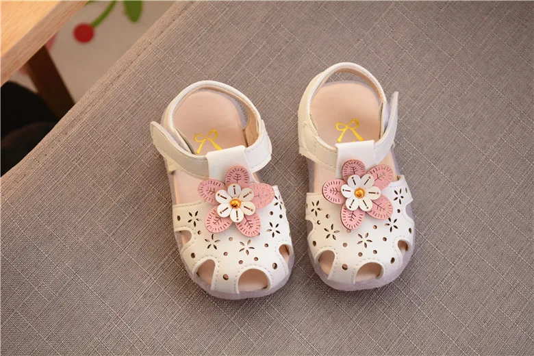 Светодиодный свет летние сандалии для маленьких девочек обувь принцессы с цветком дышащие Первые Прогулки мягкая обувь для младенцев спортивная обувь
