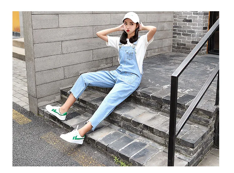 Stylish suspender jeans. College style, casual denim pants. (33)