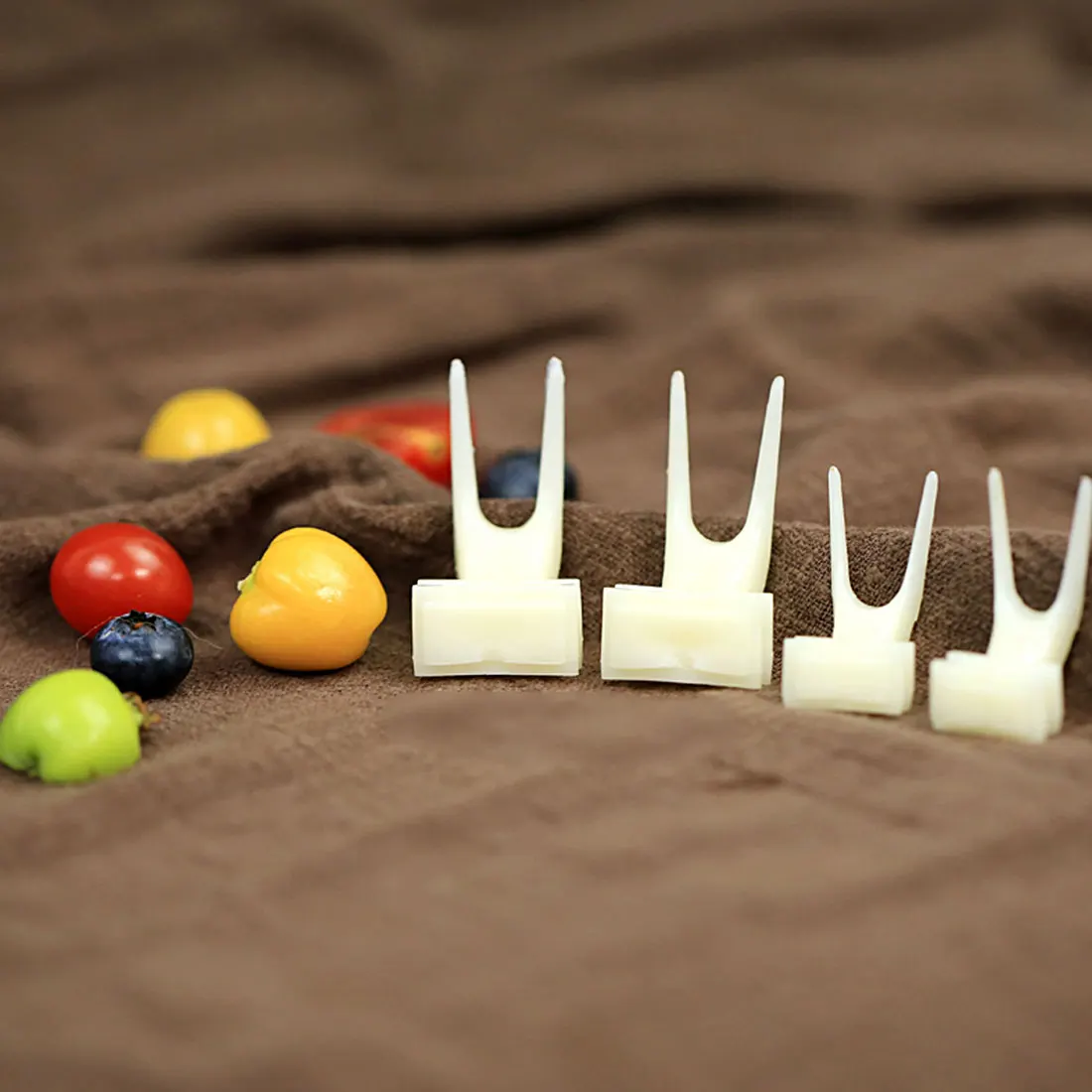 

Nice 2 pcs Pet Parrot Fruit fork birds set on the cage convenient feeder supplies device