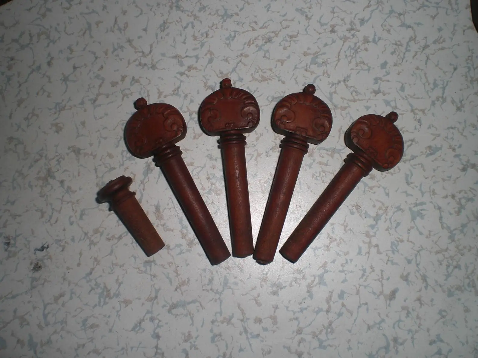 

4PCs violin pegs with 1 PC end pin all 4/4 jujube wood carved pegs