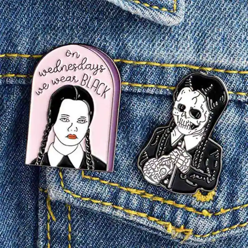 Вдохновленный среда Addams Эмаль Булавка мы носим черный скелет шпильки значки панка готические ювелирные изделия брухс