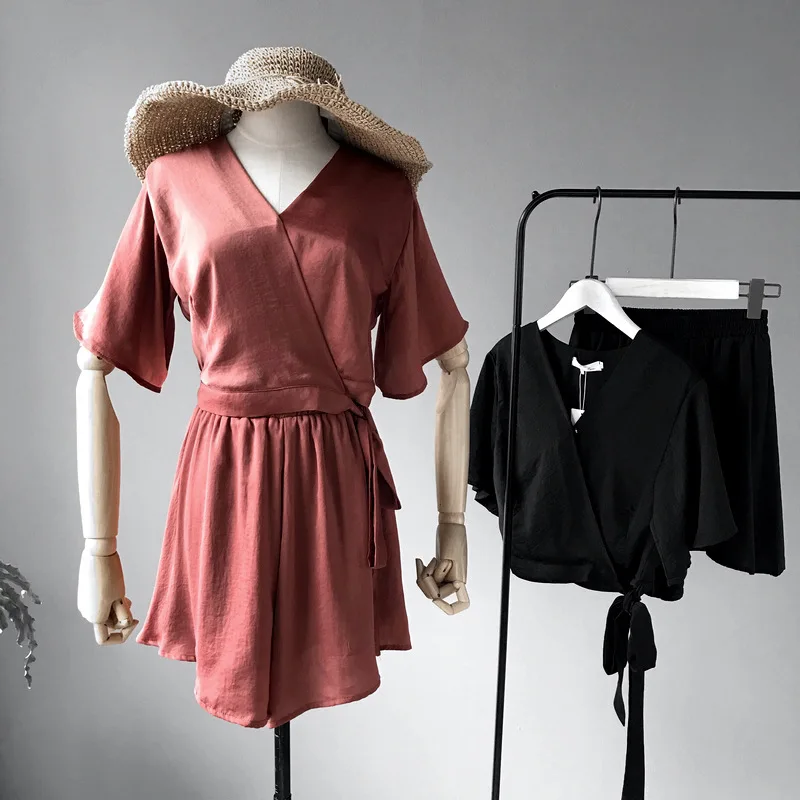 2017 qualidade de verão de cetim mulher duas peças define vermelho elegante sólida mulheres curtas casuais define profunda v pescoço encabeça calções cintura elástica